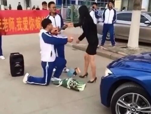 山東一個中學生向老師求婚，也是蠻拼的呀！！