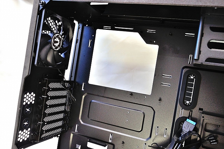 支援 AURA 燈光控制機能，BitFenix 火鳥 Aurora 透側機殼開箱測試