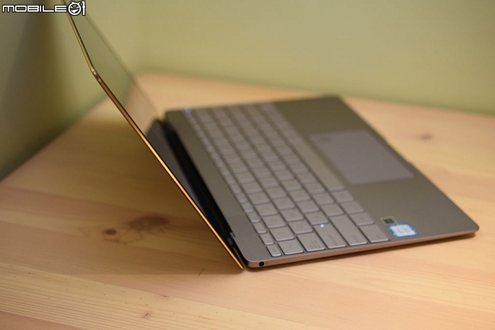 開箱 12.5 吋 ASUS Zenbook 3 UX390 石英灰