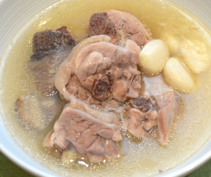 [食譜] 蒜頭雞湯。來補冬吧~