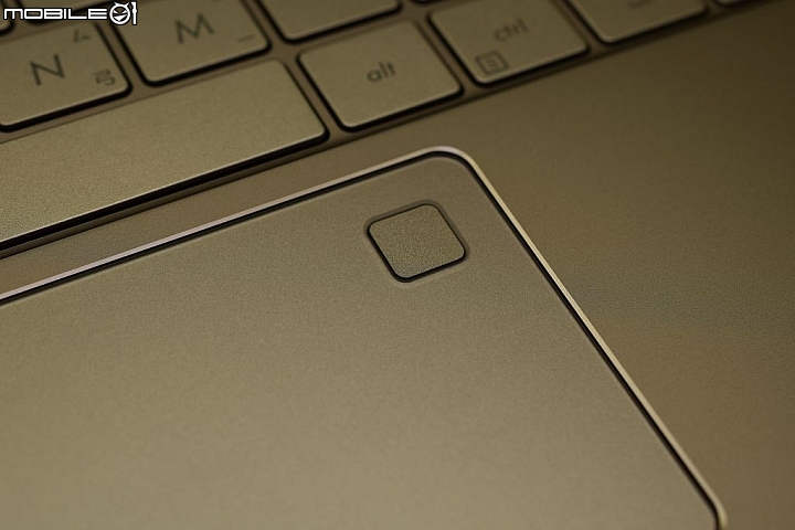 開箱 12.5 吋 ASUS Zenbook 3 UX390 石英灰