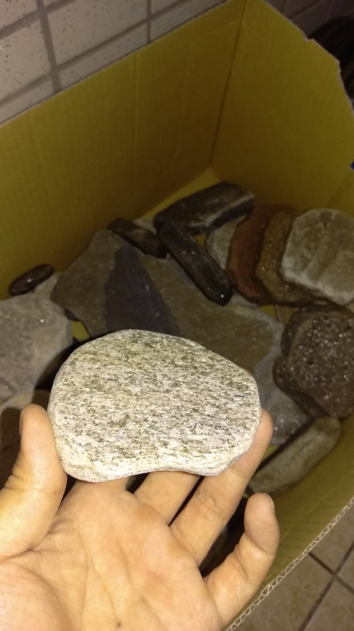 請問這種石頭會影響魚缸水質嗎?