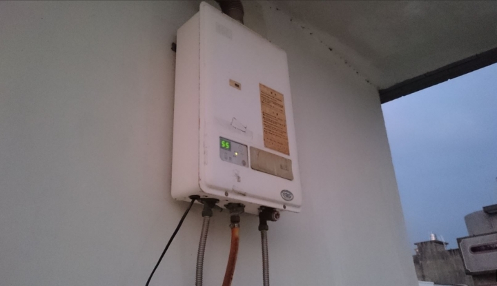 請教關於室外熱水器面板遮蔽的方法