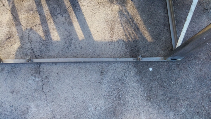 (急)請問懂防水施作的朋友,透天新成屋頂樓這些狀況合理嗎?