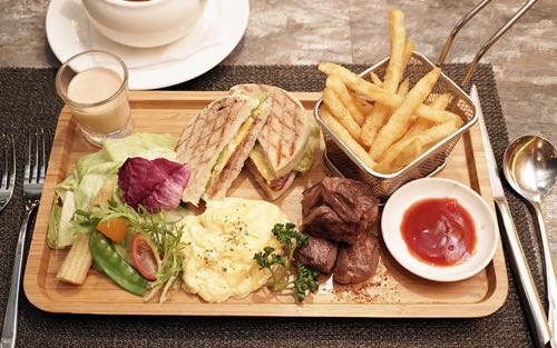 【台南早午餐】鬥牛士經典牛排｜挑戰最牛逼の牛排早午餐！湯品、甜點和飲料無限暢飲！