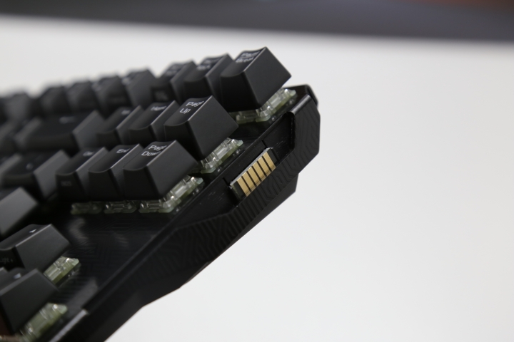 ROG Claymore RGB 機械鍵盤 真是有信仰才能開箱