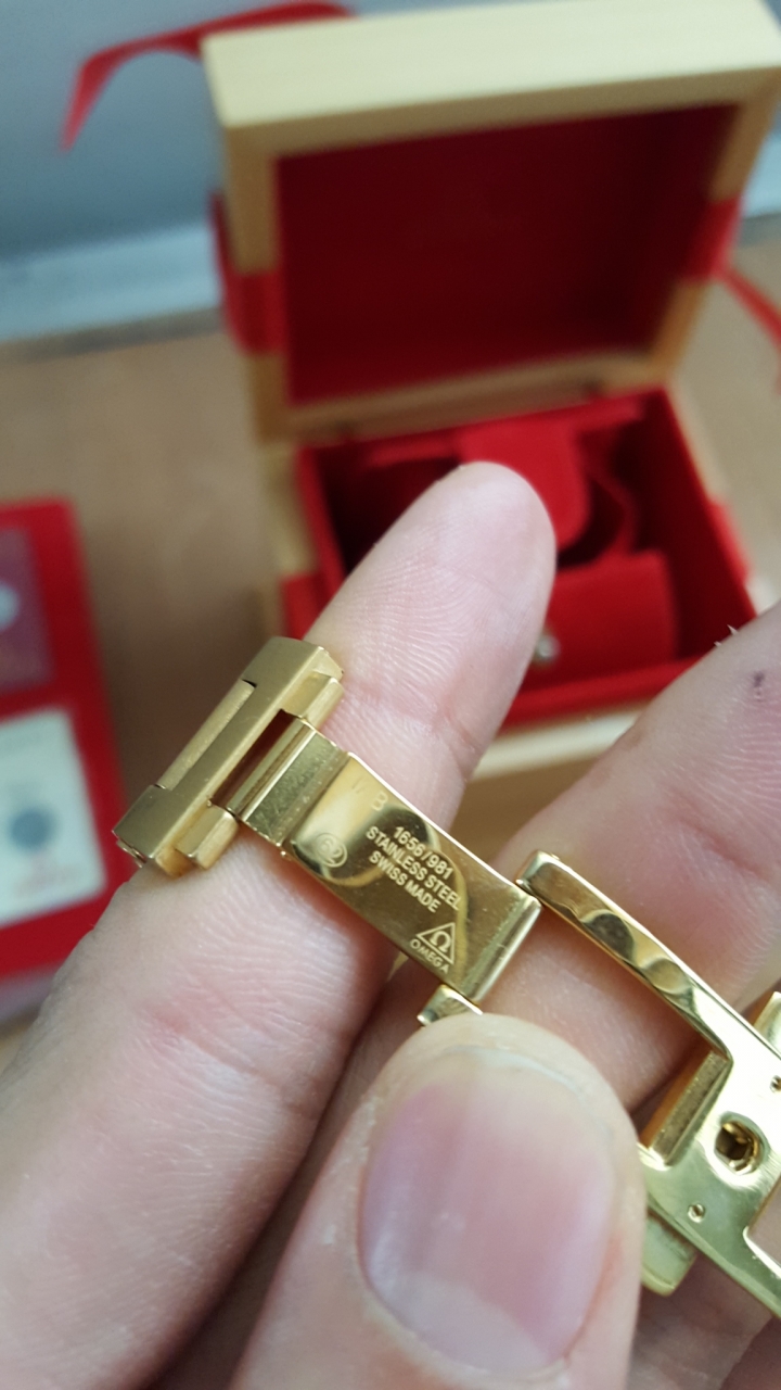 Omega seamaster 18k 可以幫忙鑑定一下錶嗎