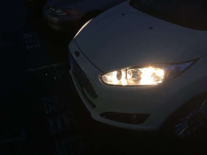 fiesta 1.0t 小白肥 草莓開箱文 接地線及換燈泡分享(以及fabia combi體驗)
