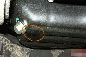 換機油到底用漏的還抽的最乾淨? 結果是：漏+抽