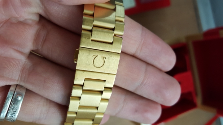 Omega seamaster 18k 可以幫忙鑑定一下錶嗎