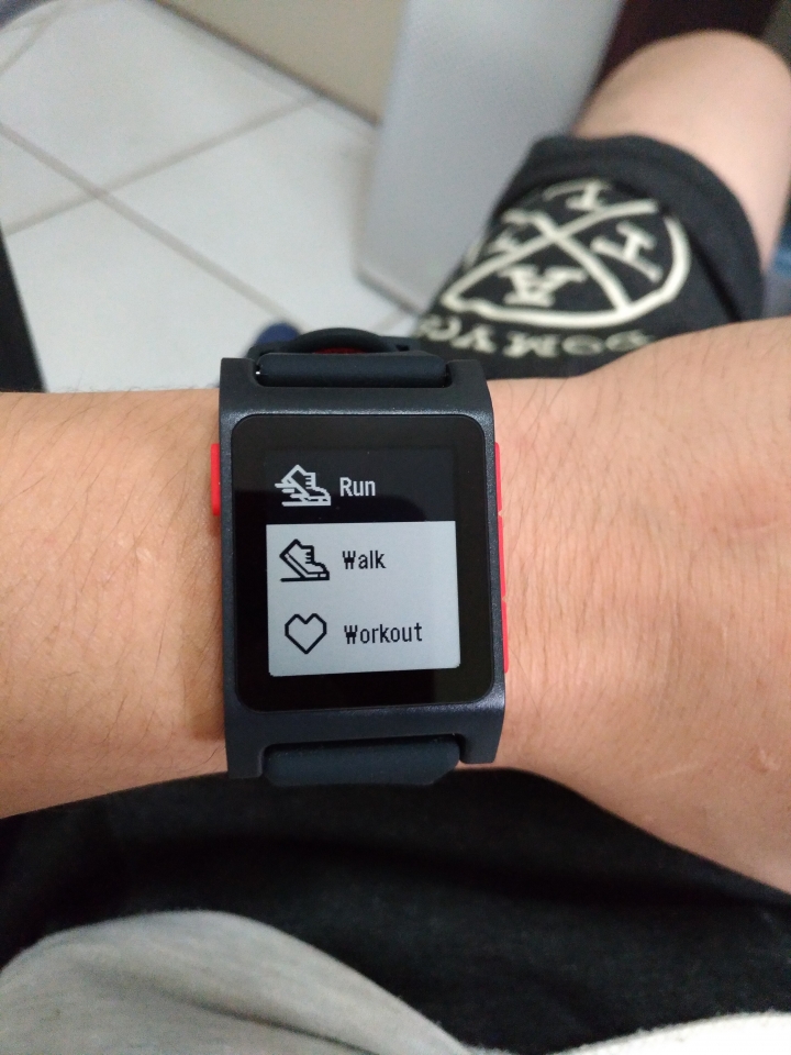 kickstarter募資第一名，續航力可達七天的智慧型手錶 - pebble 2 開箱及上手應用