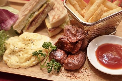 【台南早午餐】鬥牛士經典牛排｜挑戰最牛逼の牛排早午餐！湯品、甜點和飲料無限暢飲！