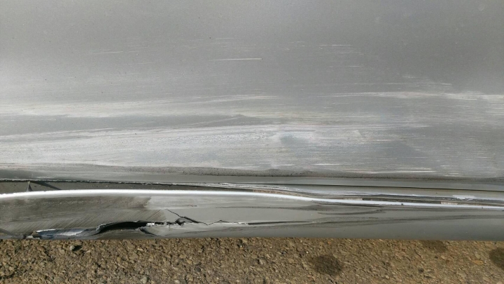 車停路邊白線被人撞，求救!!