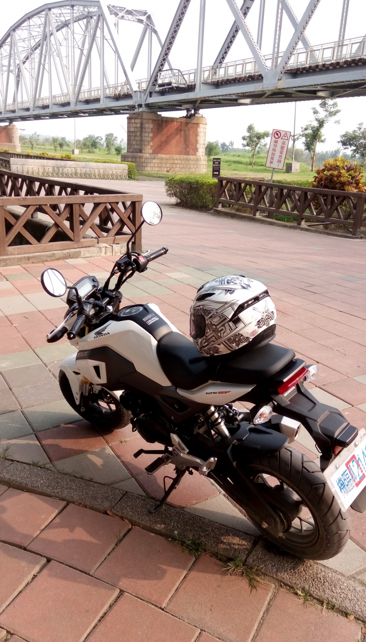 人生第一台"新"車，也是第一台檔車MSX 125 SF (文長)