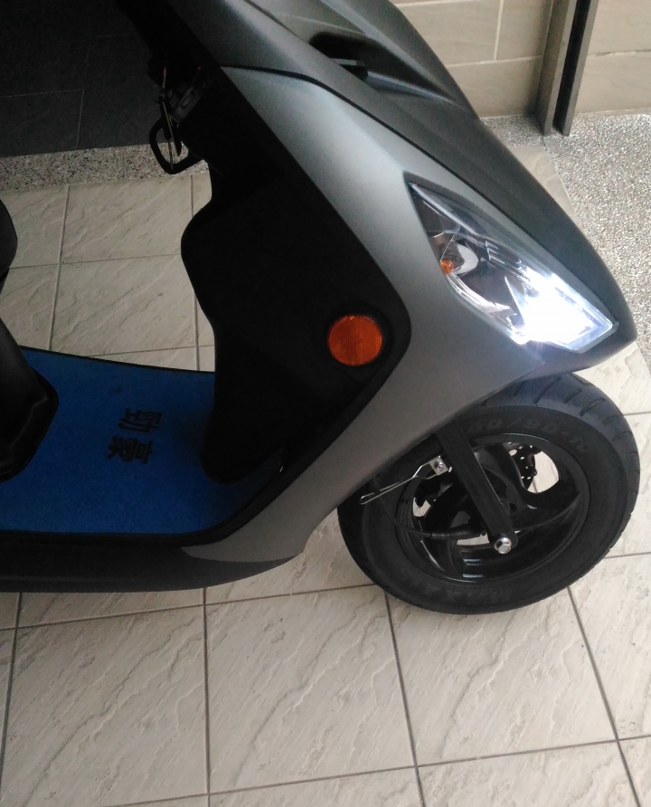 DIY Yamaha AXIS Z 勁豪小夜燈更換 加裝電壓表與點菸頭充電座