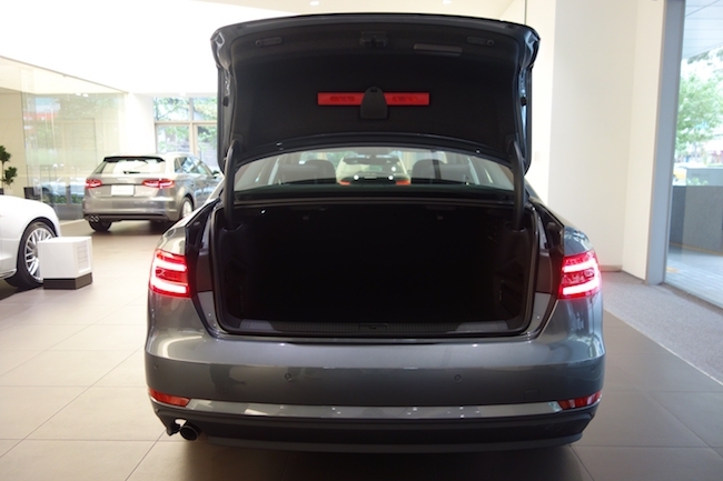 Audi A4太美，賞車喝咖啡