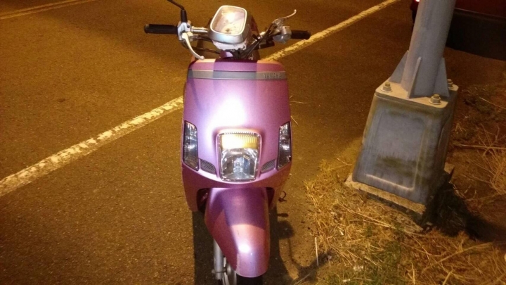 車停路邊白線被人撞，求救!!