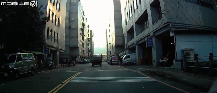 整排停車格空位不停，保全車輛卻占滿紅線