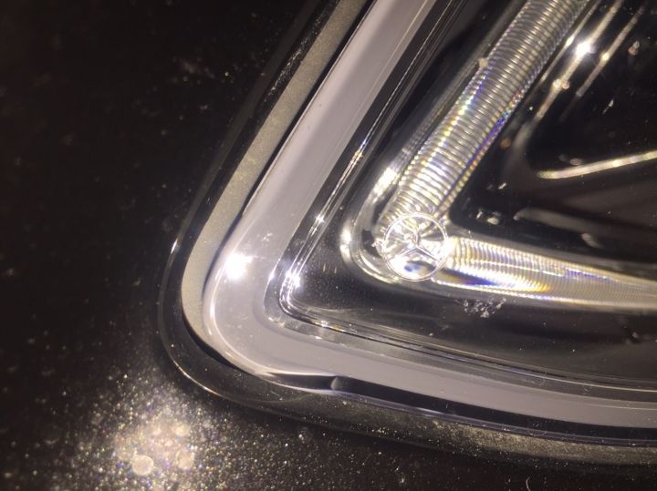 Benz e200 大燈有水氣水珠正常嗎？