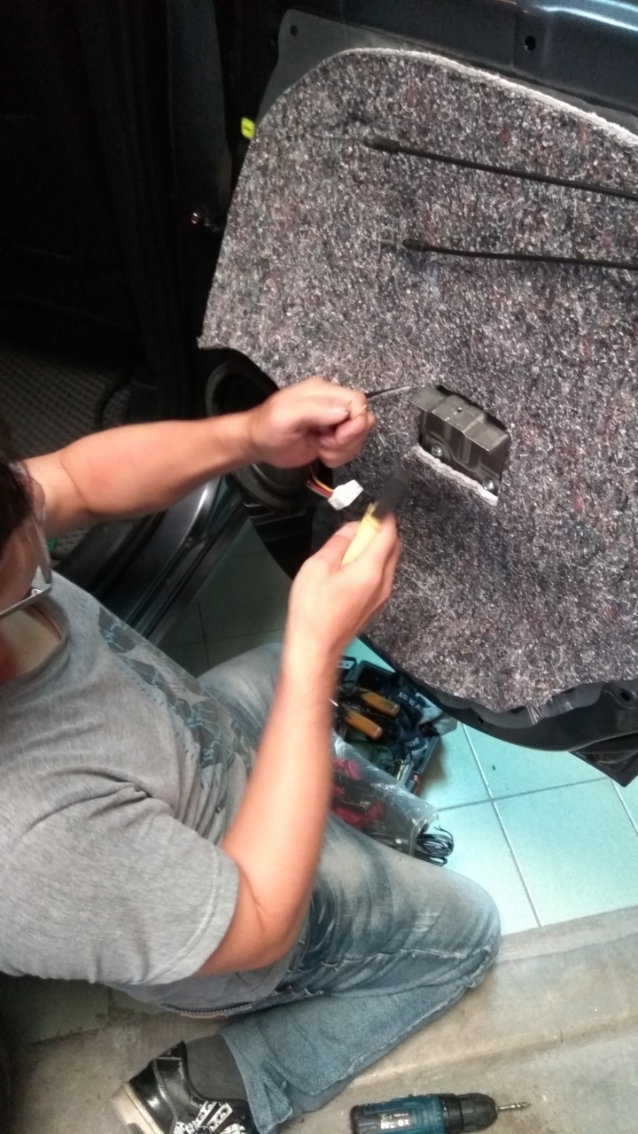 把原廠音響喇叭換了 !! 五張小朋友含安裝