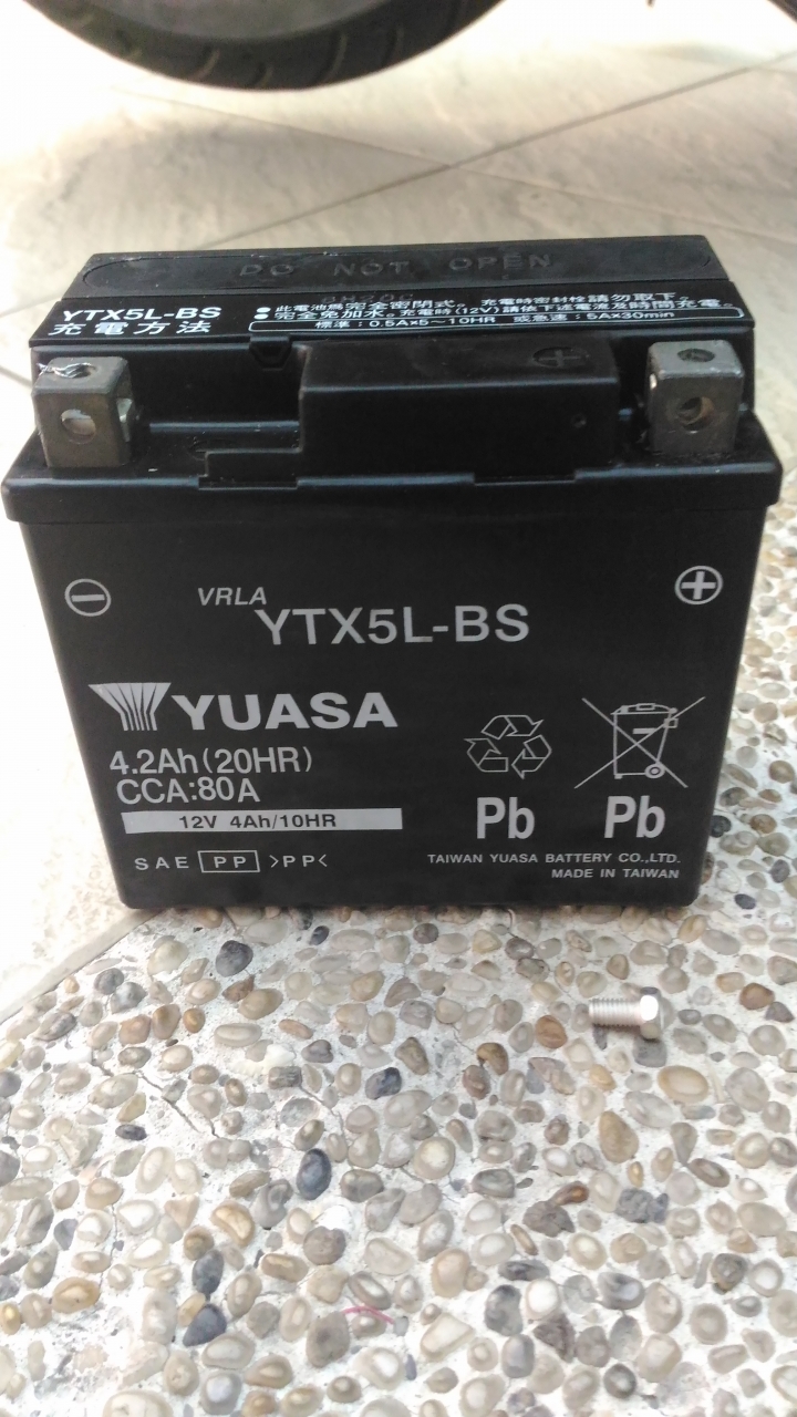 DIY Yamaha AXIS Z 勁豪小夜燈更換 加裝電壓表與點菸頭充電座