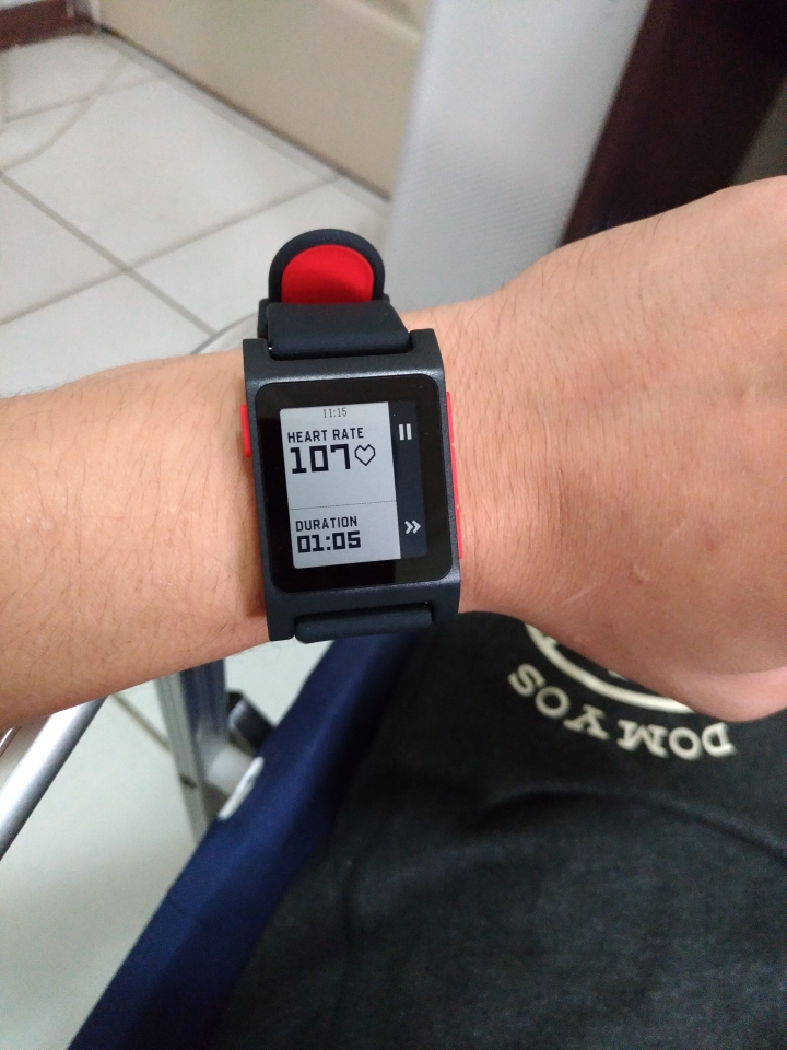 kickstarter募資第一名，續航力可達七天的智慧型手錶 - pebble 2 開箱及上手應用