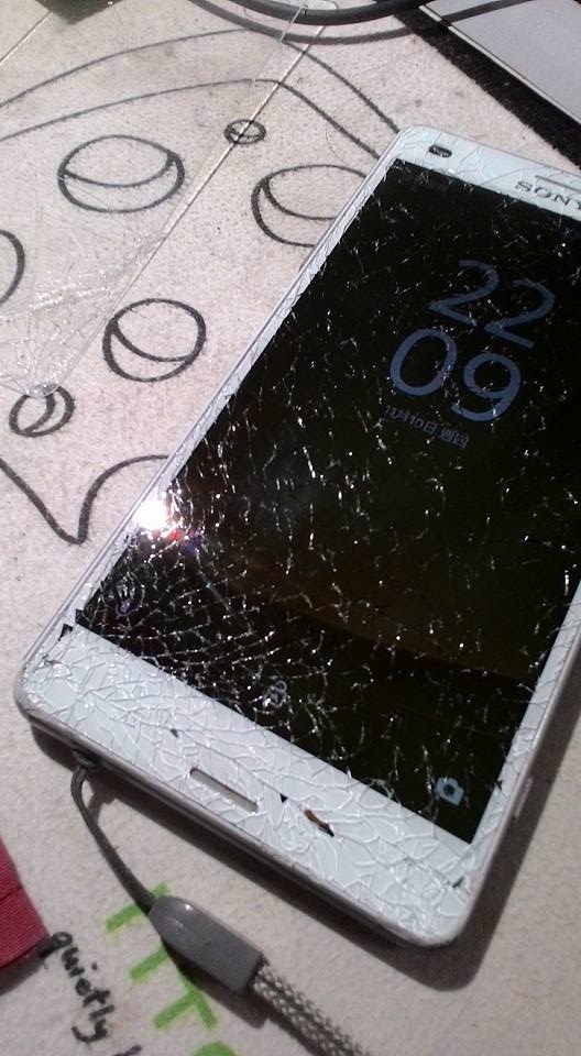 sony z3c 碎了,,我的心,也碎了,