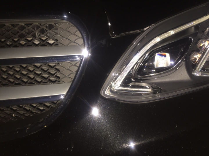 Benz e200 大燈有水氣水珠正常嗎？