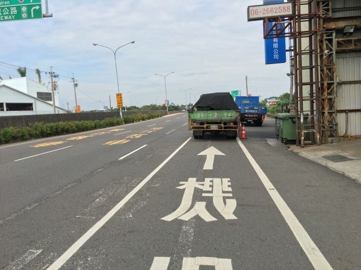 大貨車停在機車專用道