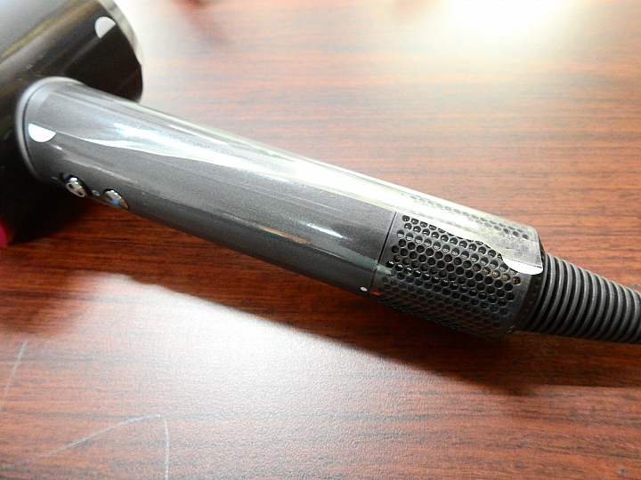 Dyson吹風機開箱把洗完澡的狗狗吹得乾乾淨淨，好可愛哦！