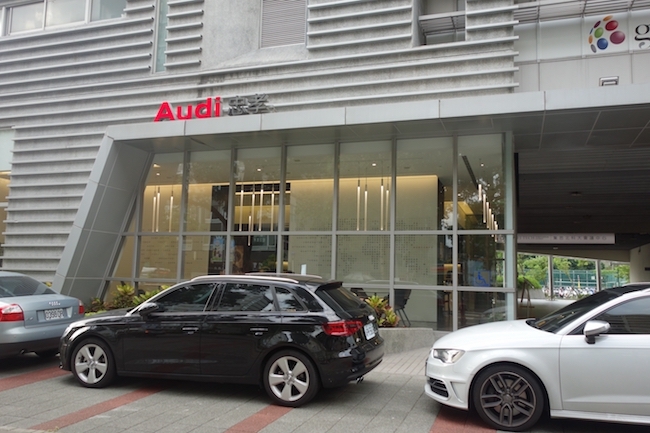 Audi A4太美，賞車喝咖啡