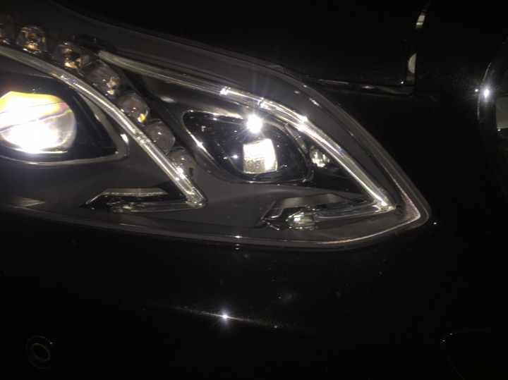 Benz e200 大燈有水氣水珠正常嗎？