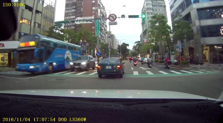 神車(TL4217)的駕駛, 請問一下您有...駕照嗎?