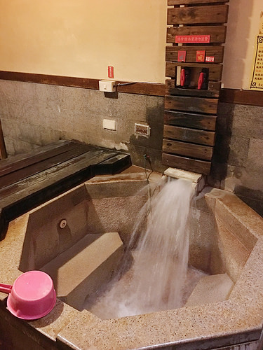【玩 台北】北投區"皇池溫泉御膳館"冬天就是要泡溫泉啊。泡湯完又有美食根本是天堂~