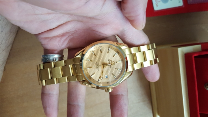 Omega seamaster 18k 可以幫忙鑑定一下錶嗎