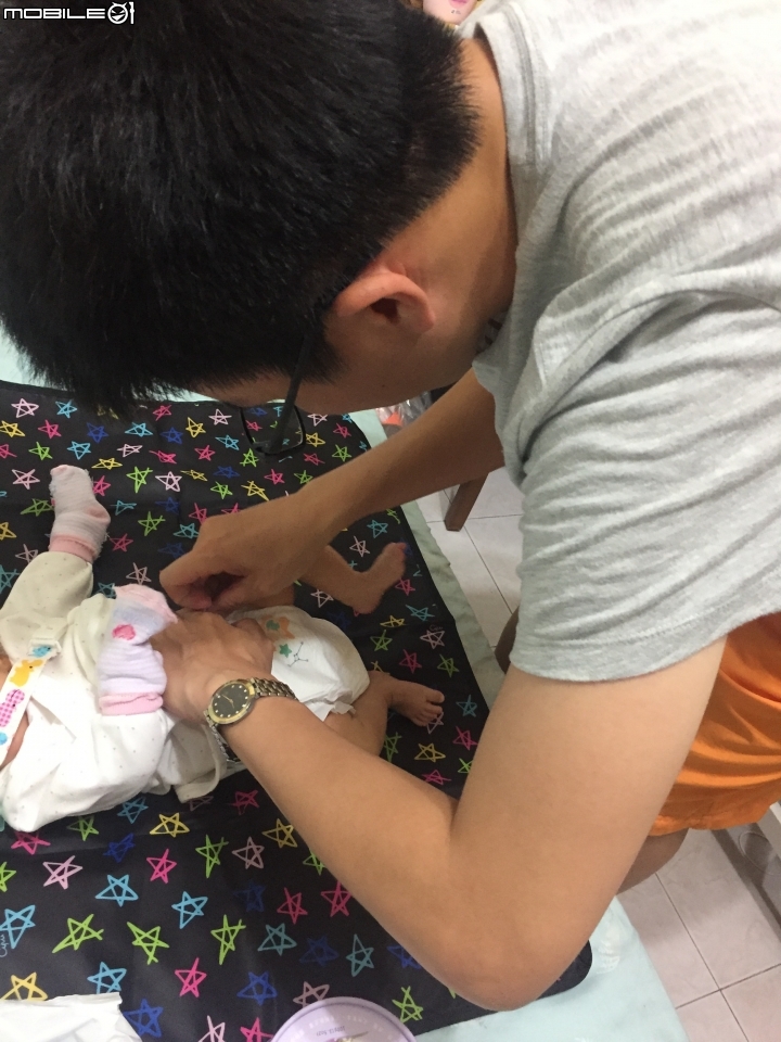 爸比學包尿布成功!!