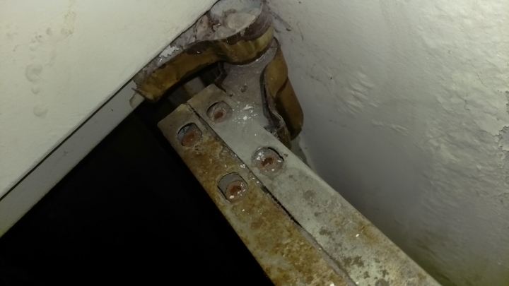 玄關門歪了關不緊~請問可以自行diy修復?