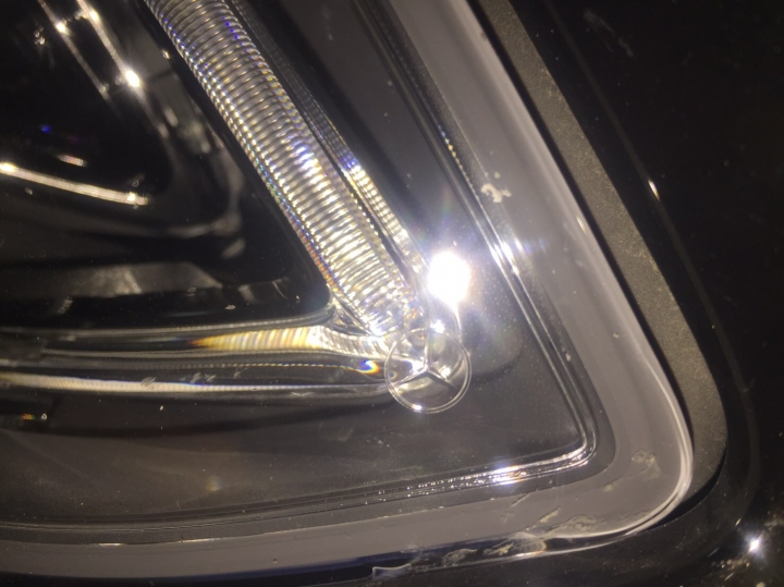 Benz e200 大燈有水氣水珠正常嗎？