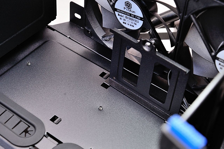 支援 AURA 燈光控制機能，BitFenix 火鳥 Aurora 透側機殼開箱測試