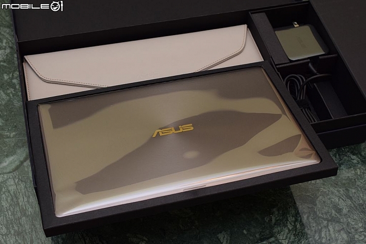 開箱 12.5 吋 ASUS Zenbook 3 UX390 石英灰