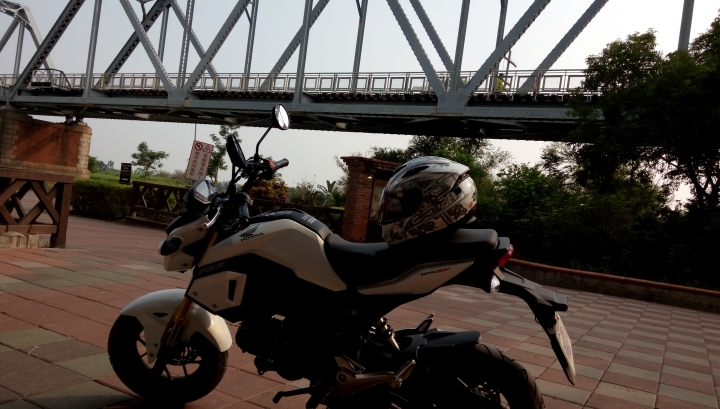 人生第一台"新"車，也是第一台檔車MSX 125 SF (文長)