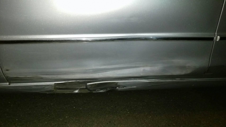 車停路邊白線被人撞，求救!!