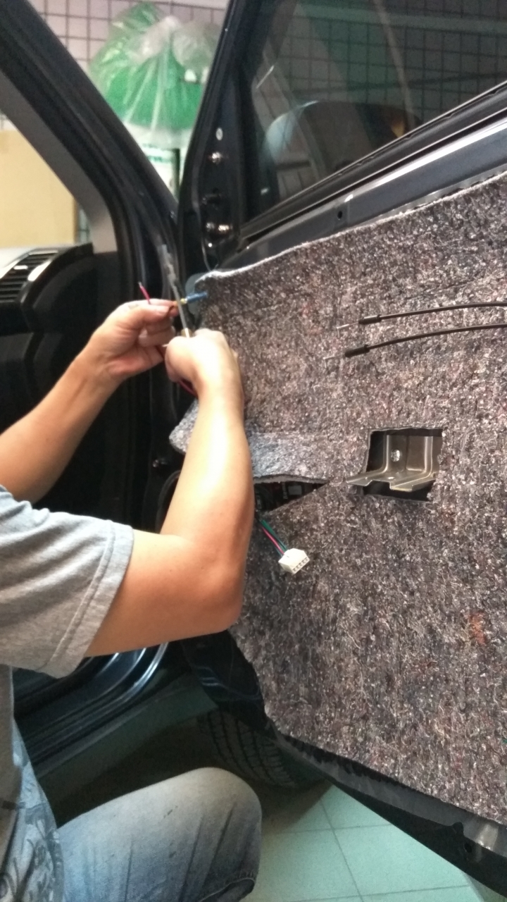 把原廠音響喇叭換了 !! 五張小朋友含安裝