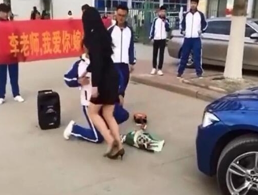 山東一個中學生向老師求婚，也是蠻拼的呀！！