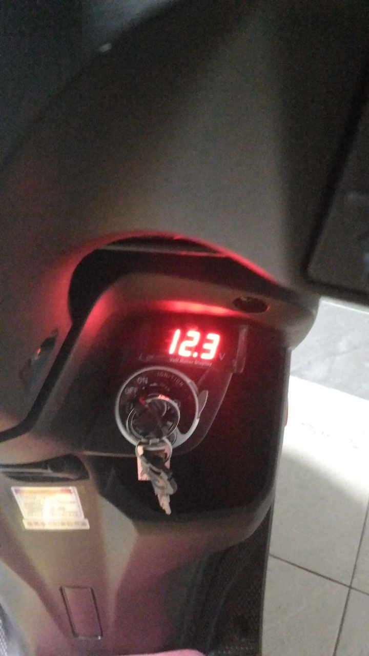 DIY Yamaha AXIS Z 勁豪小夜燈更換 加裝電壓表與點菸頭充電座