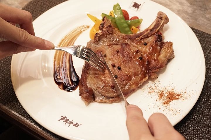 【台南牛排】鬥牛士經典牛排｜欣賞浪漫夜景，享用超值海陸雙主餐！