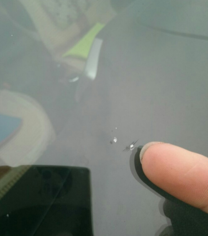 請問車玻璃小裂縫