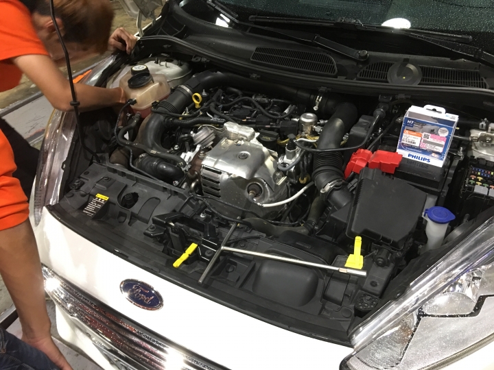 fiesta 1.0t 小白肥 草莓開箱文 接地線及換燈泡分享(以及fabia combi體驗)
