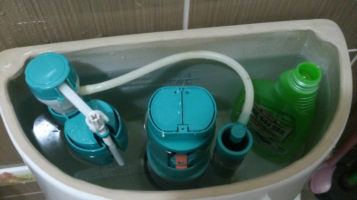 求救!!馬桶漏水了.....