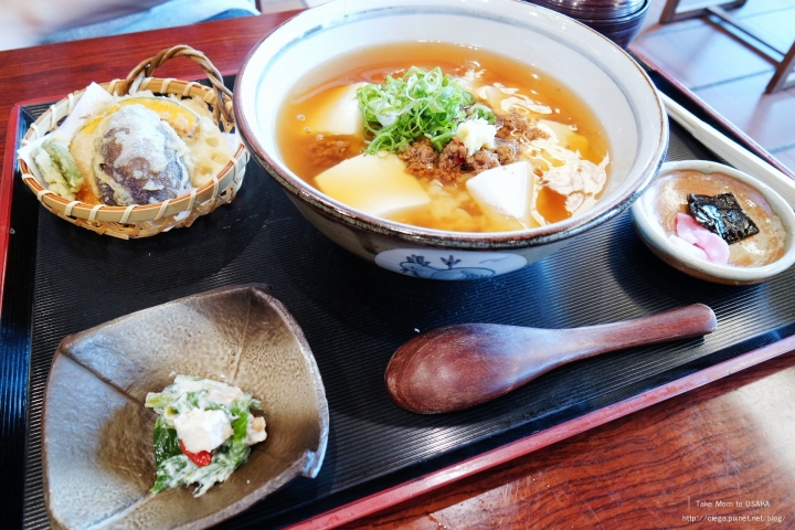 京都料理│清水 順正 おかべ家【拖著媽媽去關西】│清水寺前的巷弄京料理名店，自己在鍋裡現撈豆皮，多種精緻豆腐料理獲得媽媽稱讚